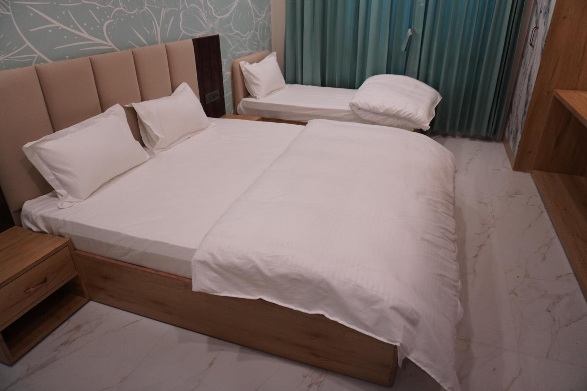 Hotel Heera Palace Khātu Kültér fotó