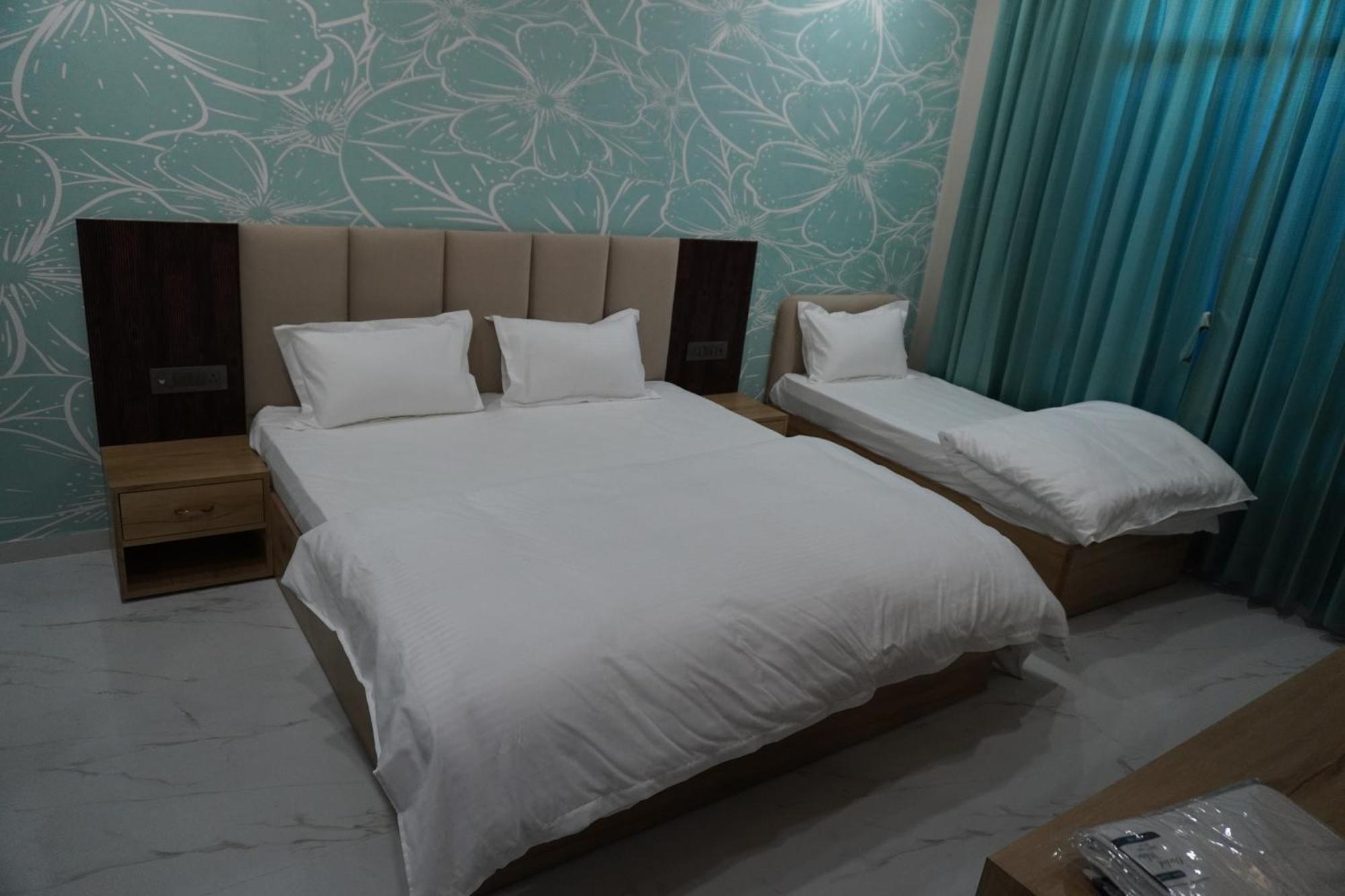 Hotel Heera Palace Khātu Kültér fotó