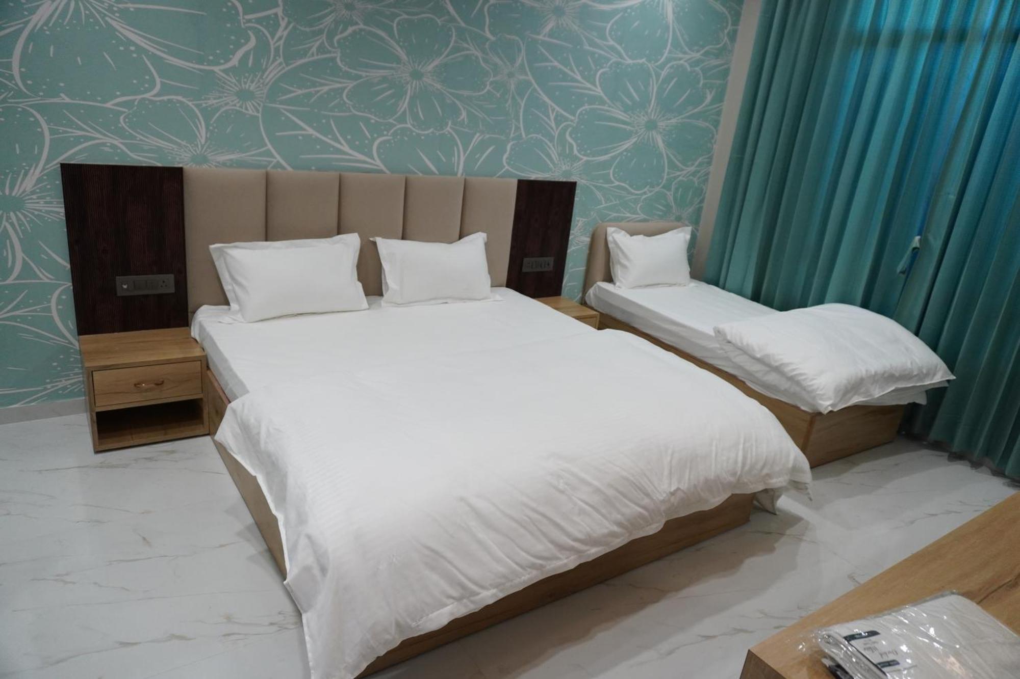 Hotel Heera Palace Khātu Kültér fotó