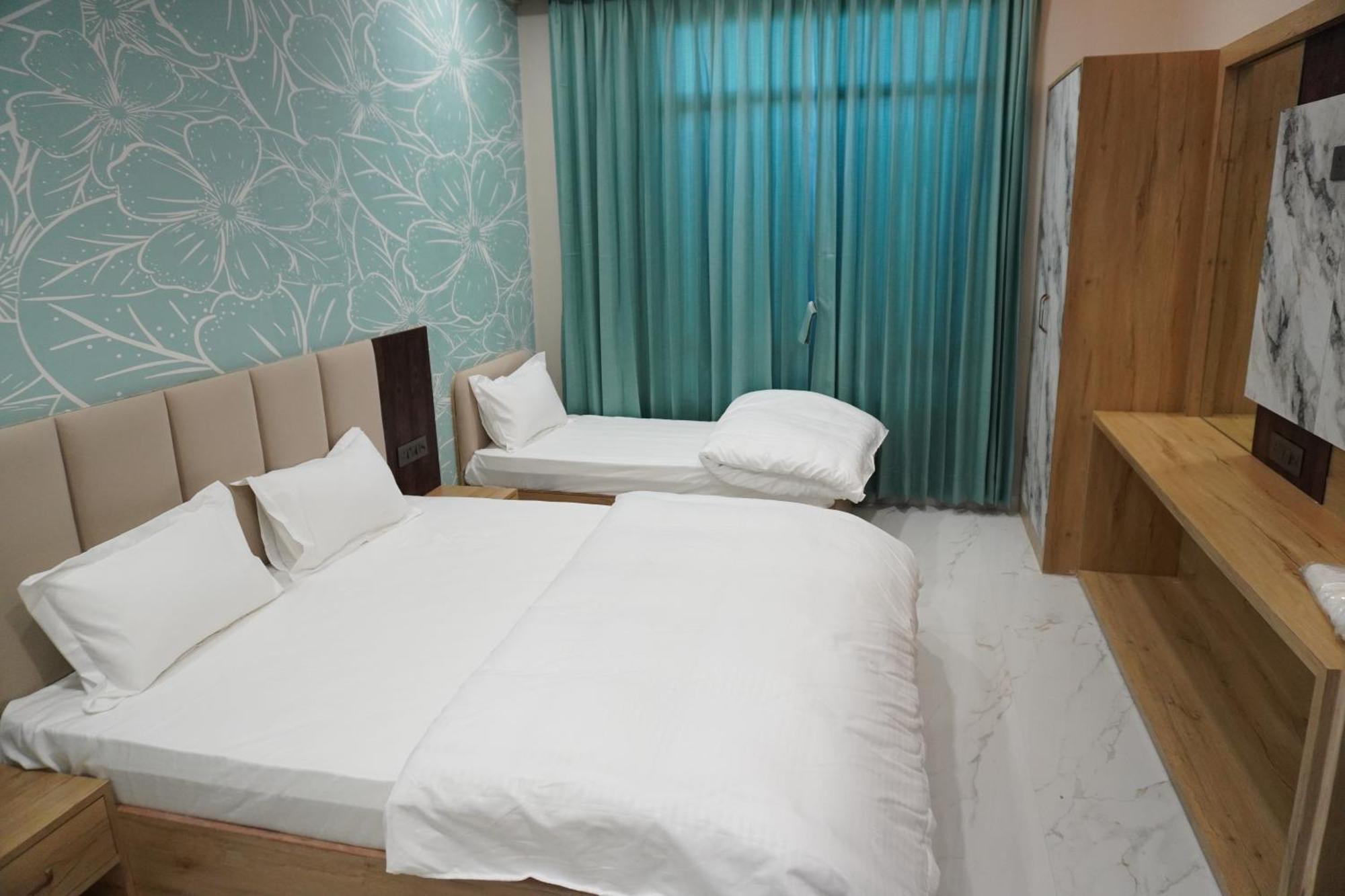 Hotel Heera Palace Khātu Kültér fotó