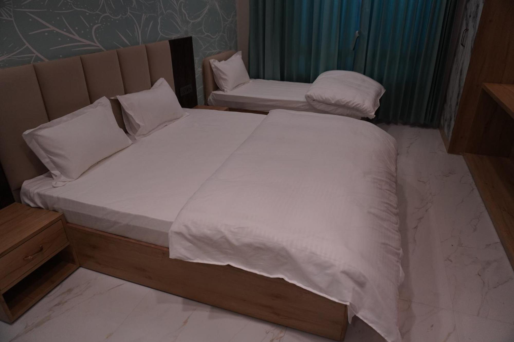 Hotel Heera Palace Khātu Kültér fotó