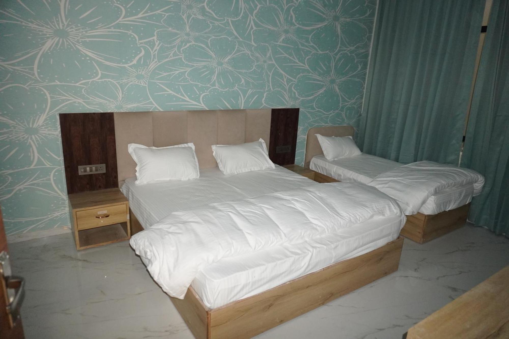 Hotel Heera Palace Khātu Kültér fotó