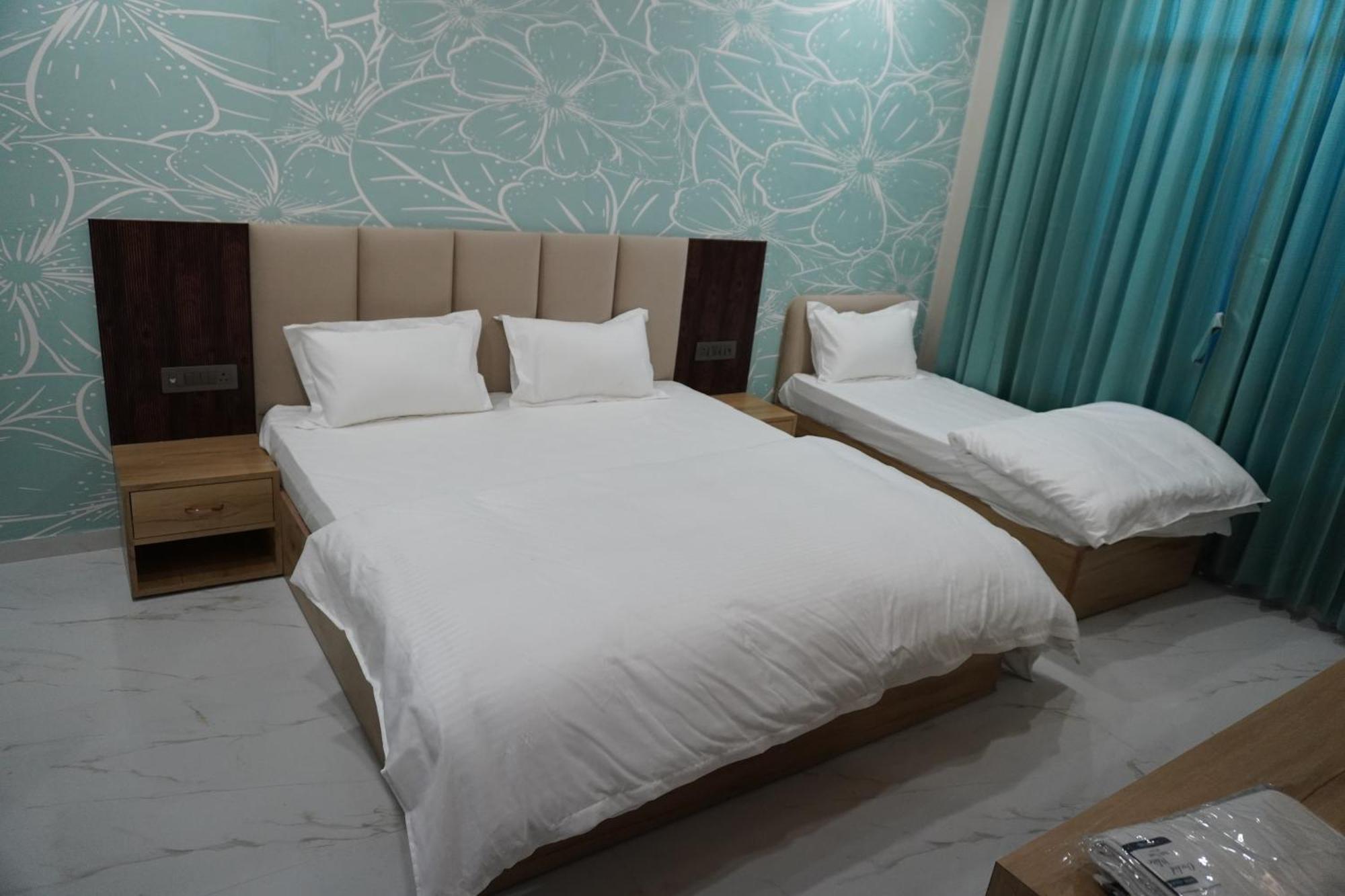 Hotel Heera Palace Khātu Kültér fotó