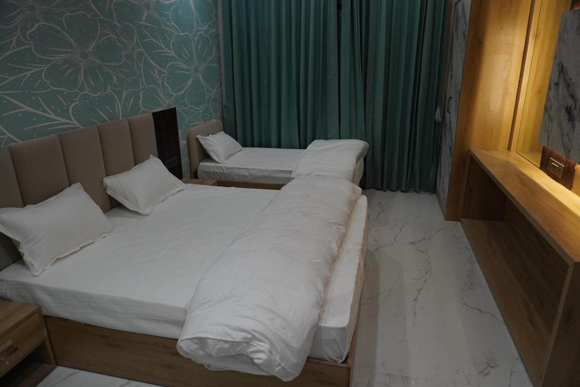 Hotel Heera Palace Khātu Kültér fotó