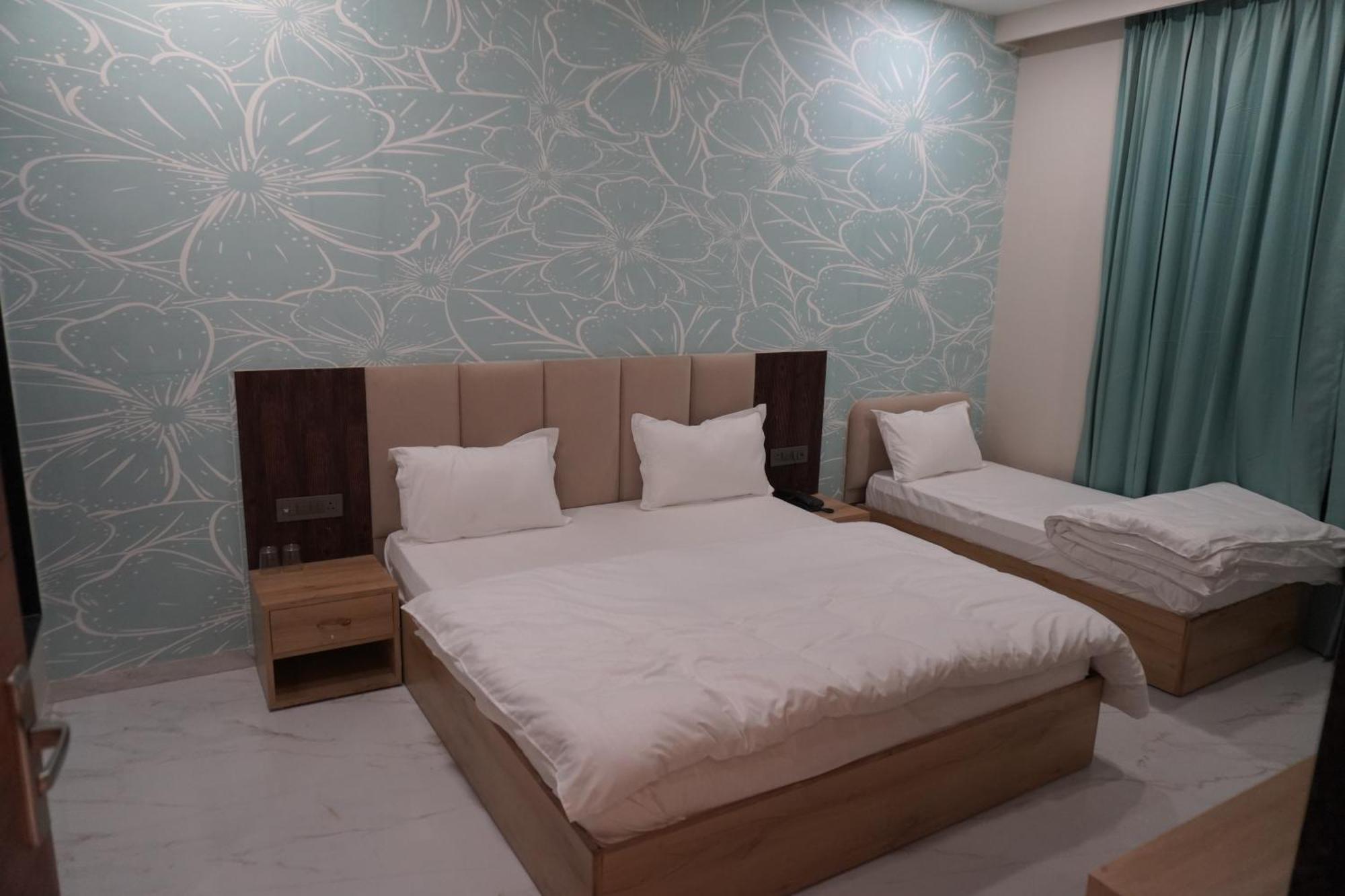 Hotel Heera Palace Khātu Kültér fotó
