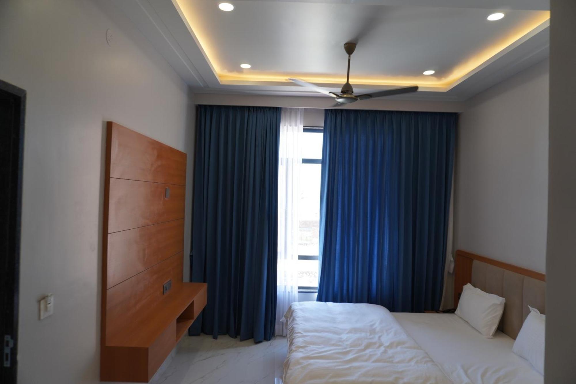 Hotel Heera Palace Khātu Kültér fotó