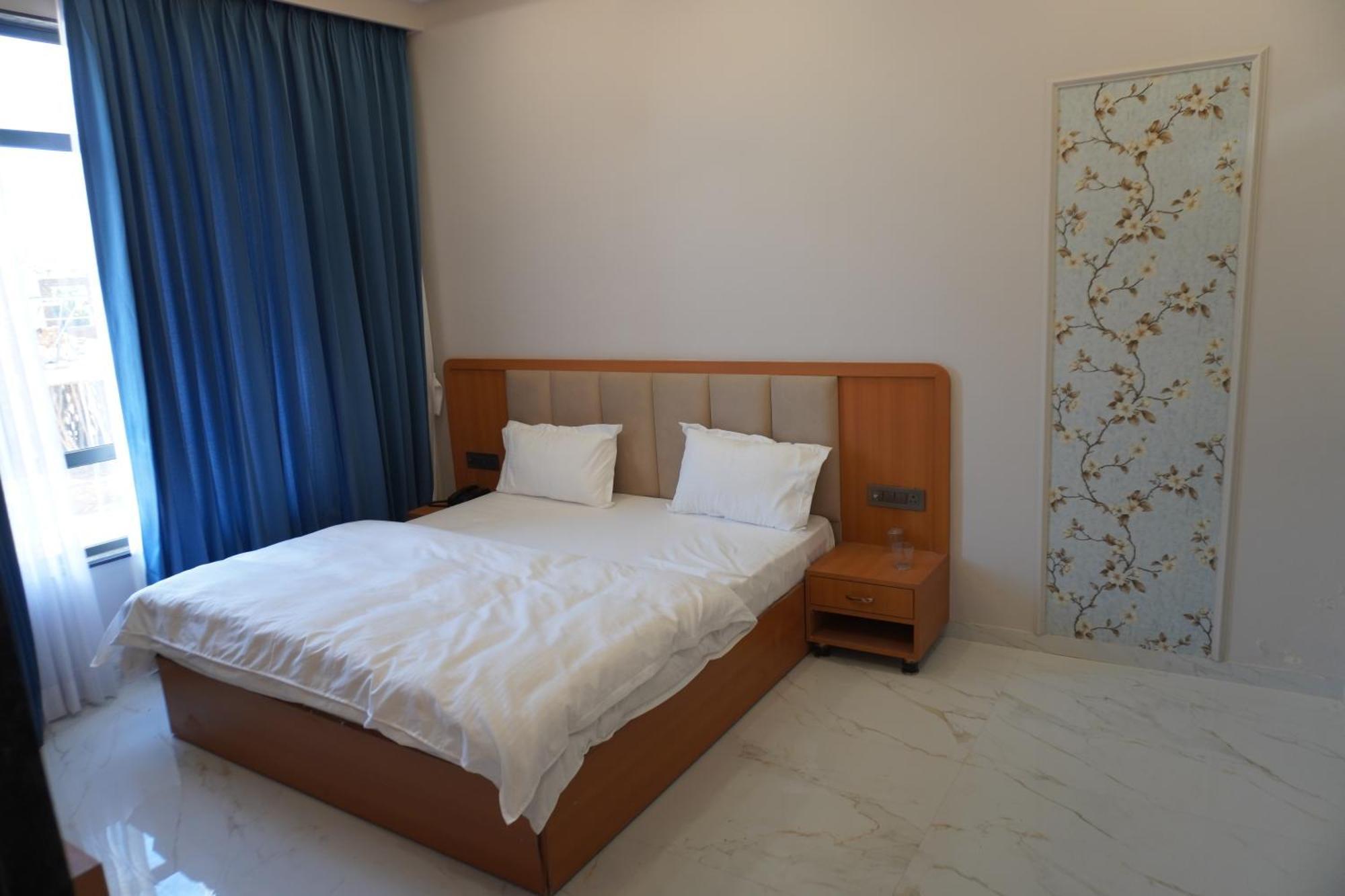 Hotel Heera Palace Khātu Kültér fotó